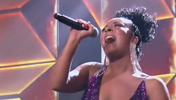Lia Lira canta "Stand Up" e deixa 100 jurados de boca aberta; assista! (Reprodução)